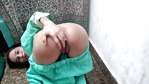 Hot female plays around with her pussy in an amateur xxx scene