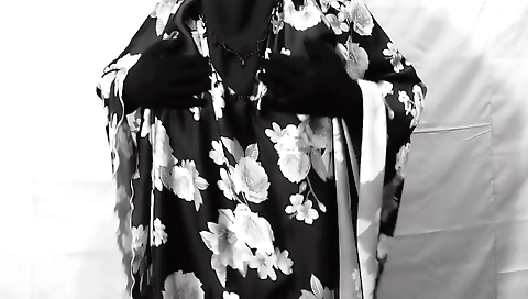 Pooja queen bhabhi fucks her pussy and plays with it