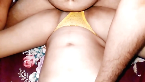 Indian babe with a nice ass is stretching her pussy