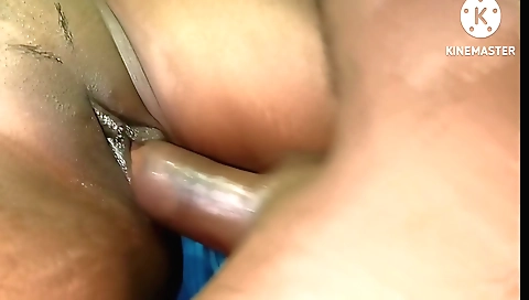 Amateur hd toys a girl with a huge dildos in the middle of vagina