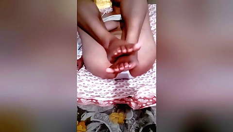 Indian chick loves to show her feet on the internet