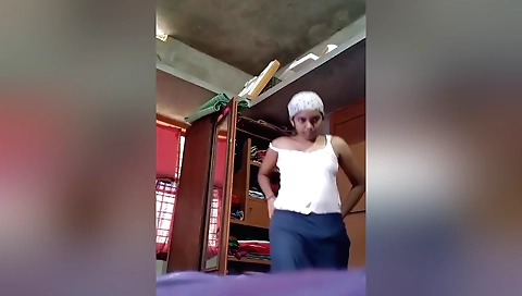 Amateur Indian woman showing her natural body naked