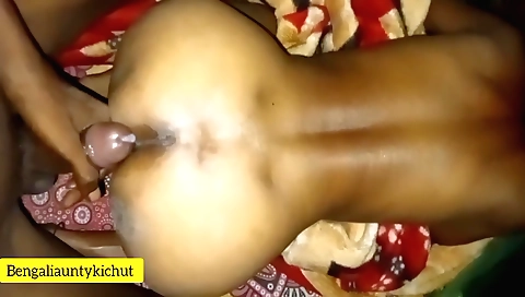 Indian amateur brunette porn video with a hot pussy