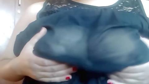 Amateur big ass brunette is masturbating in the bedroom