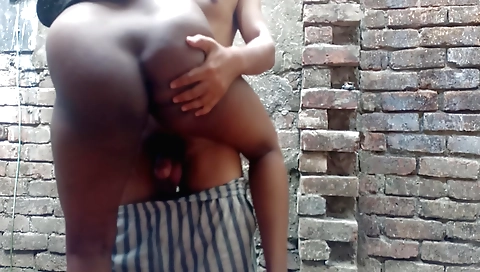 Indian babe gives blowjob and shows it in hd video