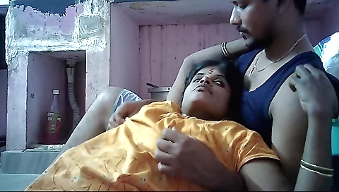 Indian housewife in the bedroom makes out with a guy