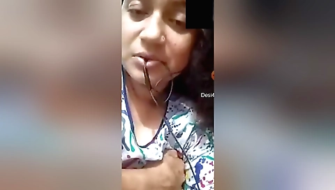 Boudi shows her beautiful ass in her homemade solo video