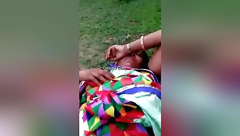 Indian brunette gets penetrated outdoors in amateur video