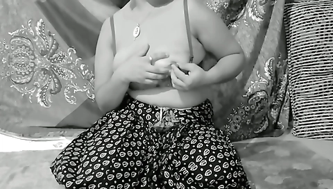 Indian girl takes a nice blow job in amateur solo video clip