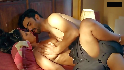 Indian lady with a sexy figure is getting screwed on the bed