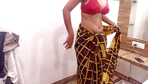 Sexy Indian girl in a sexy saree is doing some sexy dancing