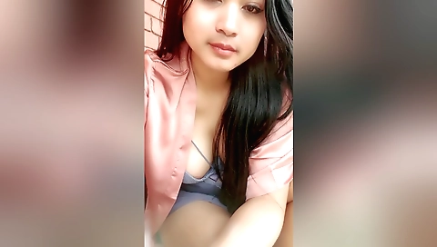 Solo amateur girl in an outdoor video with her boyfriend