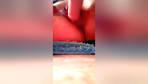 Indian solo babe fucks in wet pussy and masturbates