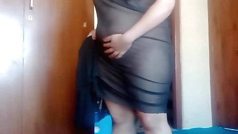 Chubby brunette enjoys her perfect body on the camera