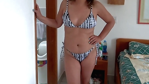 Bimbo with a nice body is at the beach and she is showing off