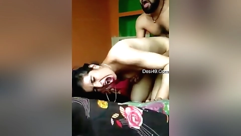 Indian brunette made a homemade video with her boyfriend