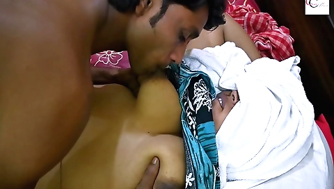 Indian slut gives a blowjob and fucks her cunt with a thief