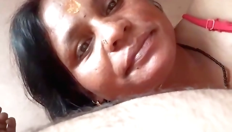 Indian mature girl gets her pussy slapped in webcam