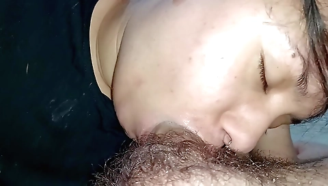 Indian hottie takes a hard dick deep into her mouth