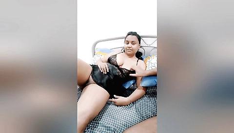 Indian webcam amateur girl shows off her huge boobs