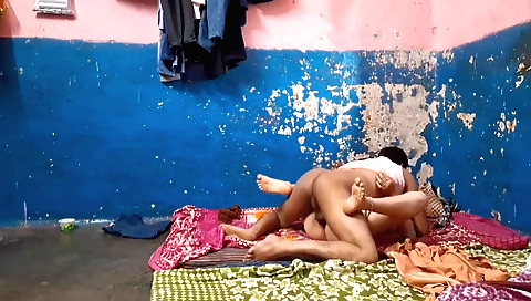 Indian amateur girl fucks her lover in the bedroom