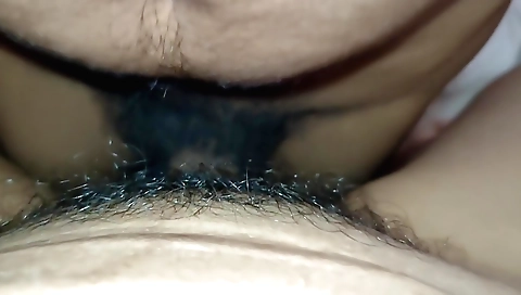 Hairy desi girlfriend ki chudai oyo hotel room mein lejake bahuti saka