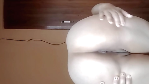 Solo female masturbates in hd video with a cumshot