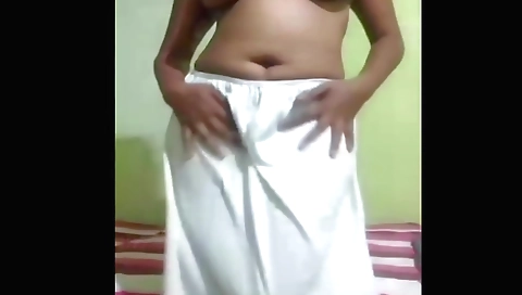 Indian solo video shows a beautiful amateur with a sexy bikini