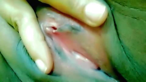 Indian solo girl with a big ass gives a great blowjob