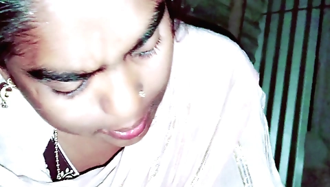 Indian girl enjoys her amateur film with a huge dick