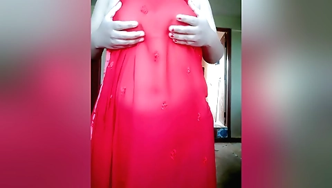 Chubby babe in sexy dress shows her pussy on the webcam