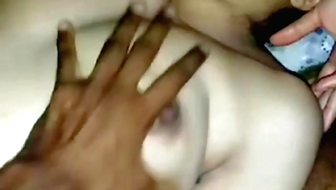 Indian girl in amateur video fucked hard and cum on the bed